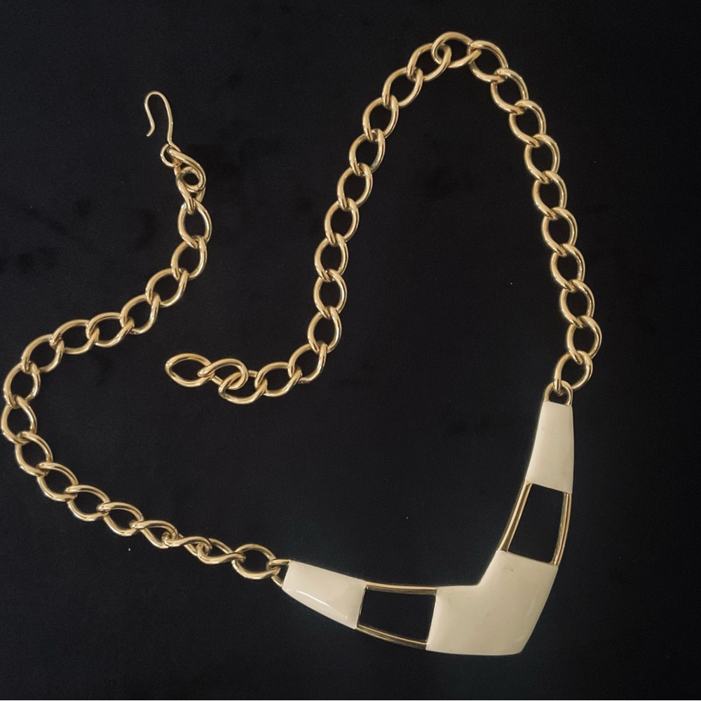 #197 Vintage Signed Monet Cream & Goldtone Enamel Link Pendant Necklace